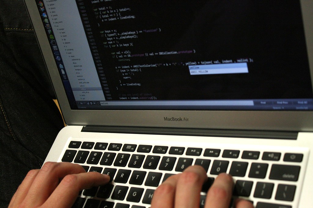 Equipo de desarrollo programando - FlexicodeAI Venezuela